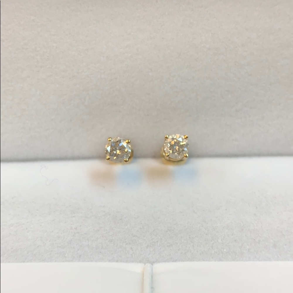 1/2 carat total weight diamond stud earrings